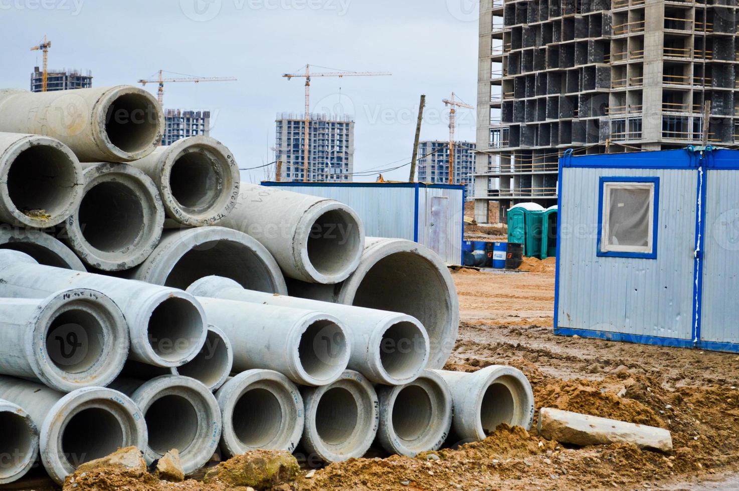 große Betonstein-Zement-Abwasserrohre mit großem Durchmesser für den industriellen Bau der Wasserversorgung oder des Abwassers auf einer Baustelle während der Reparatur foto