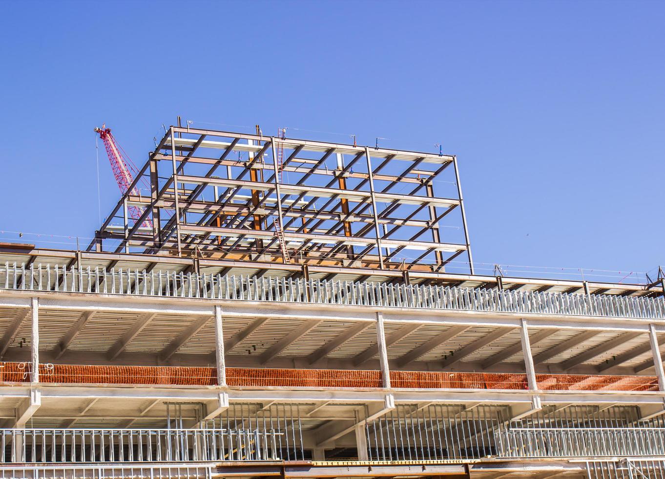 Stahlträger auf neue Geschäftsgebäude im Bau foto