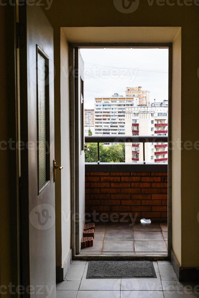 Tür zum Balkon im Freien im Stadthaus foto