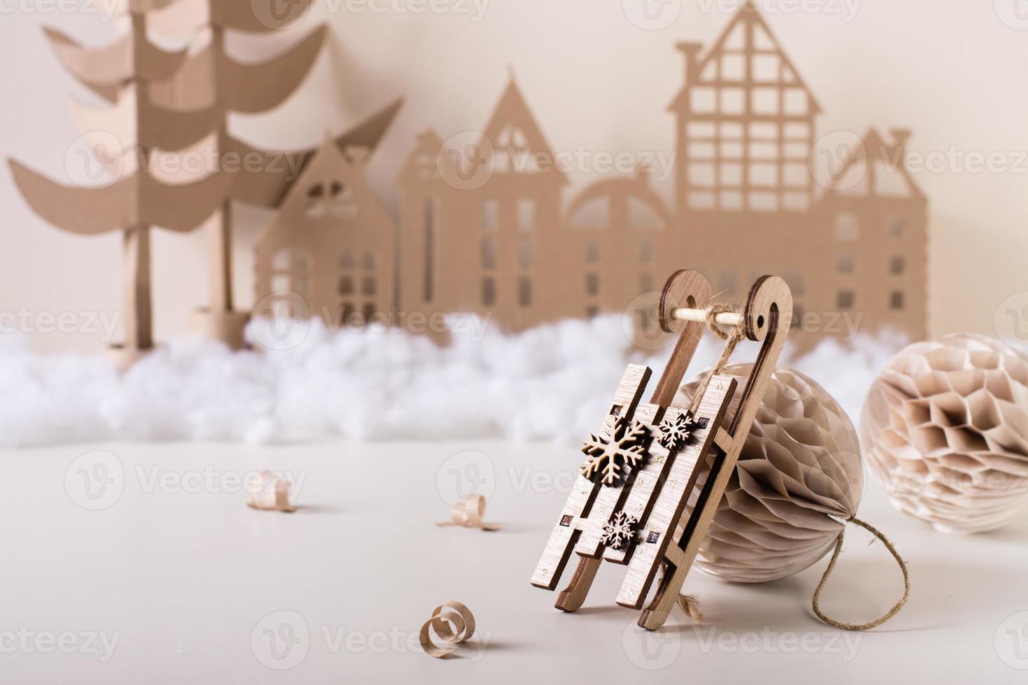 diy weihnachtliche wohnkultur - papierkugel holzschlitten, pappebaum und haus. handgefertigt foto