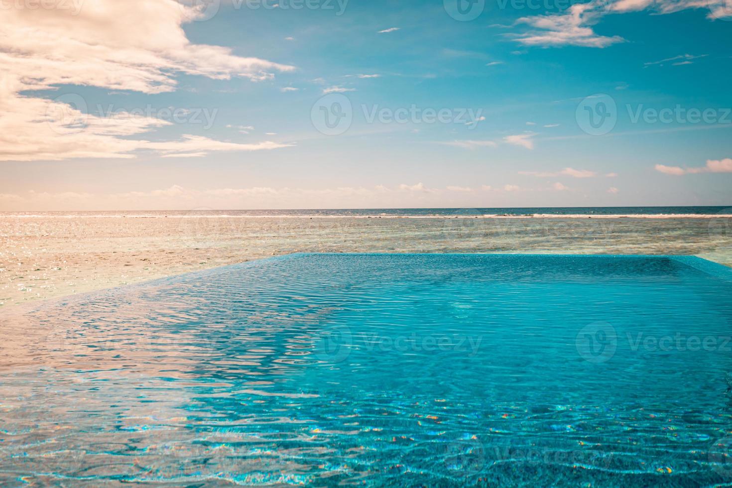 Infinity-Pool und Meerblick am hellen Sommertag. Idyllischer privater Entspannungs-, Luxus-Swimmingpool, fröhliche Himmelswolken. Spa- oder Wellness-Freizeitstrandblick. mediterranes ruhiges ziel foto