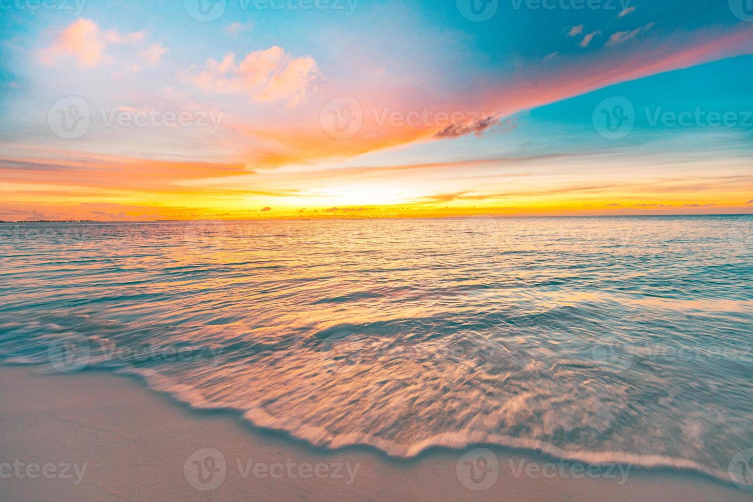 majestätische nahansicht von ruhigen meerwasserwellen mit orange sonnenaufgang sonnenuntergang sonnenlicht. tropische inselstrandlandschaft, exotische küstenküste. sommerferien, urlaub erstaunliche natur landschaftlich. entspannen paradies foto