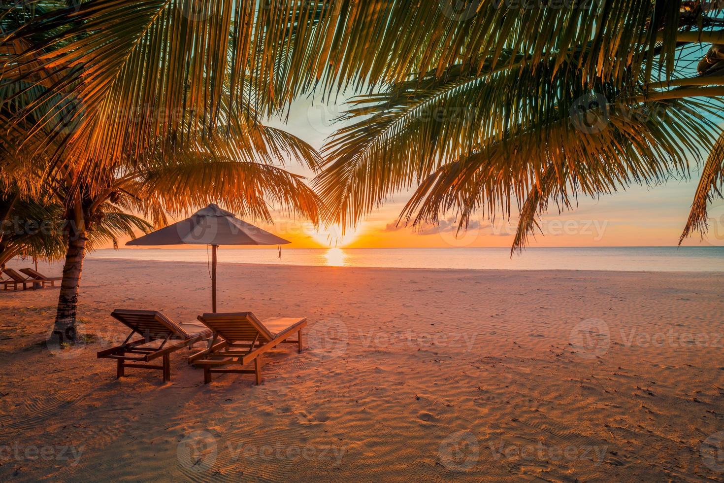 toller Strand. romantisch stühle sandstrand meer himmel. paar sommerferien für tourismusziel. inspirierende tropische Landschaft. ruhiger szenischer entspannenstrand schöner landschaftshintergrund foto