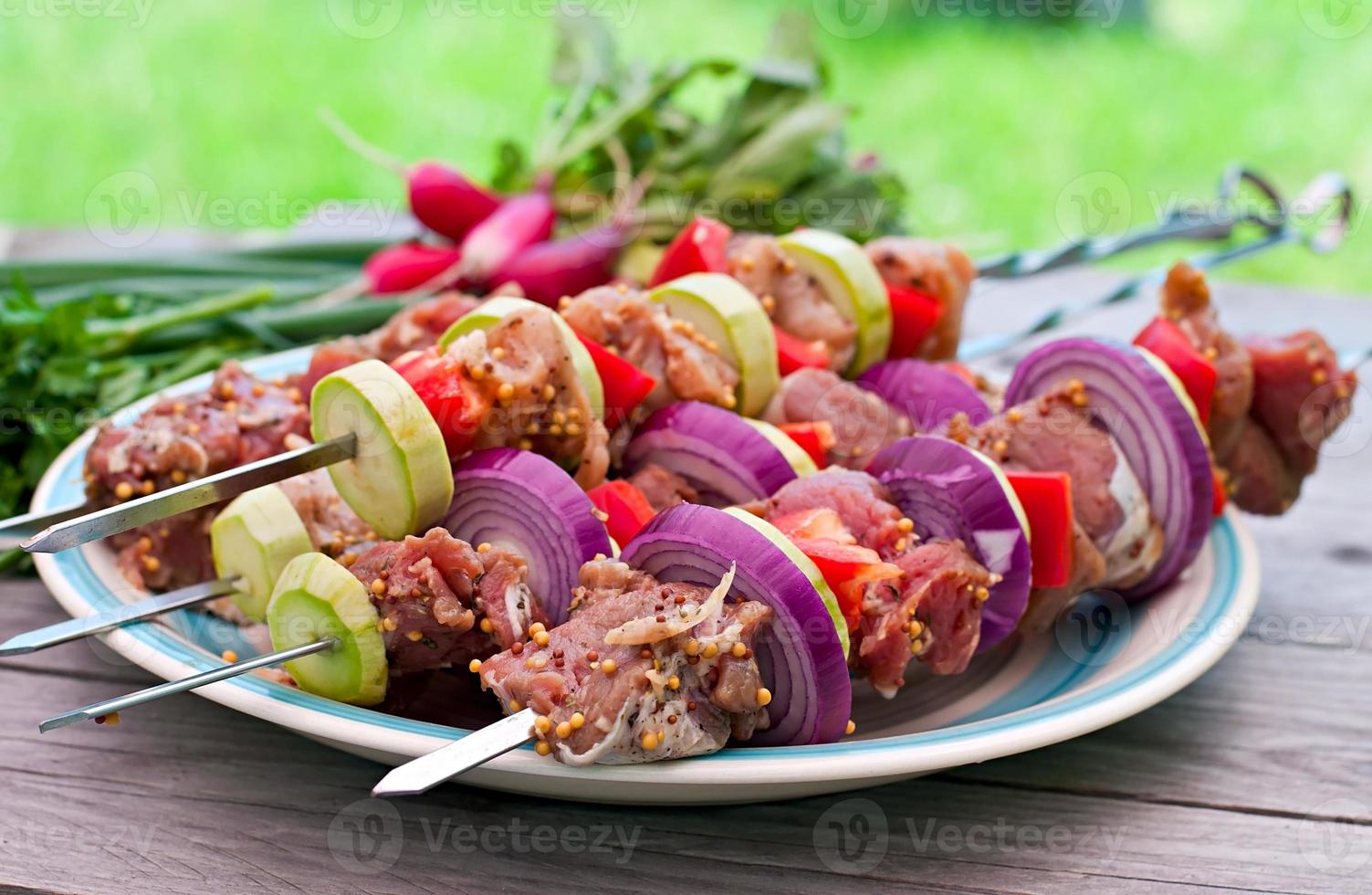 saftige Kebabs und gegrilltes Gemüse foto