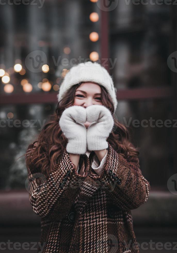 Mädchen im Winterlook zeigt Herzform foto