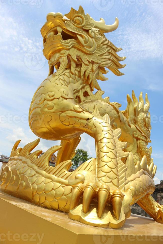 goldene drachenstatue in vietnam foto