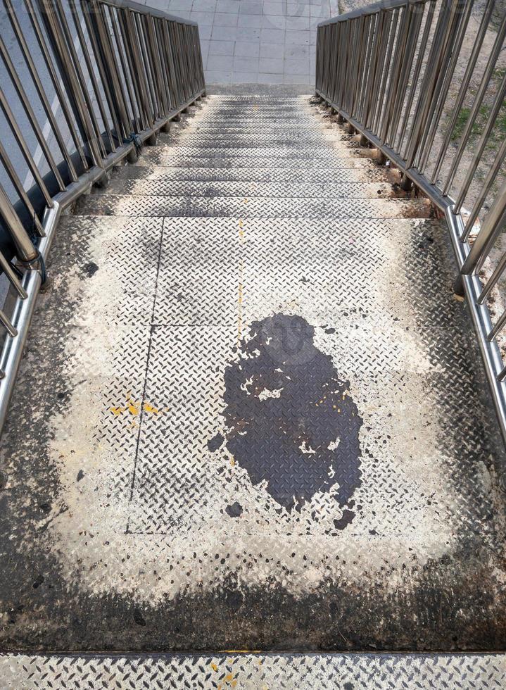 die alte Metalltreppe mit dem rostfreien Geländer. foto