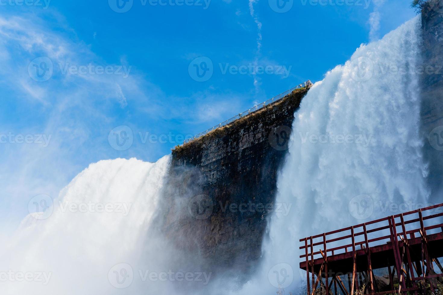 Niagarafälle von der amerikanischen und kanadischen Seite. Regenbogen über dem Wasserfall. der beliebteste Touristenort. stürmischer Fluss, der in den See mündet. foto