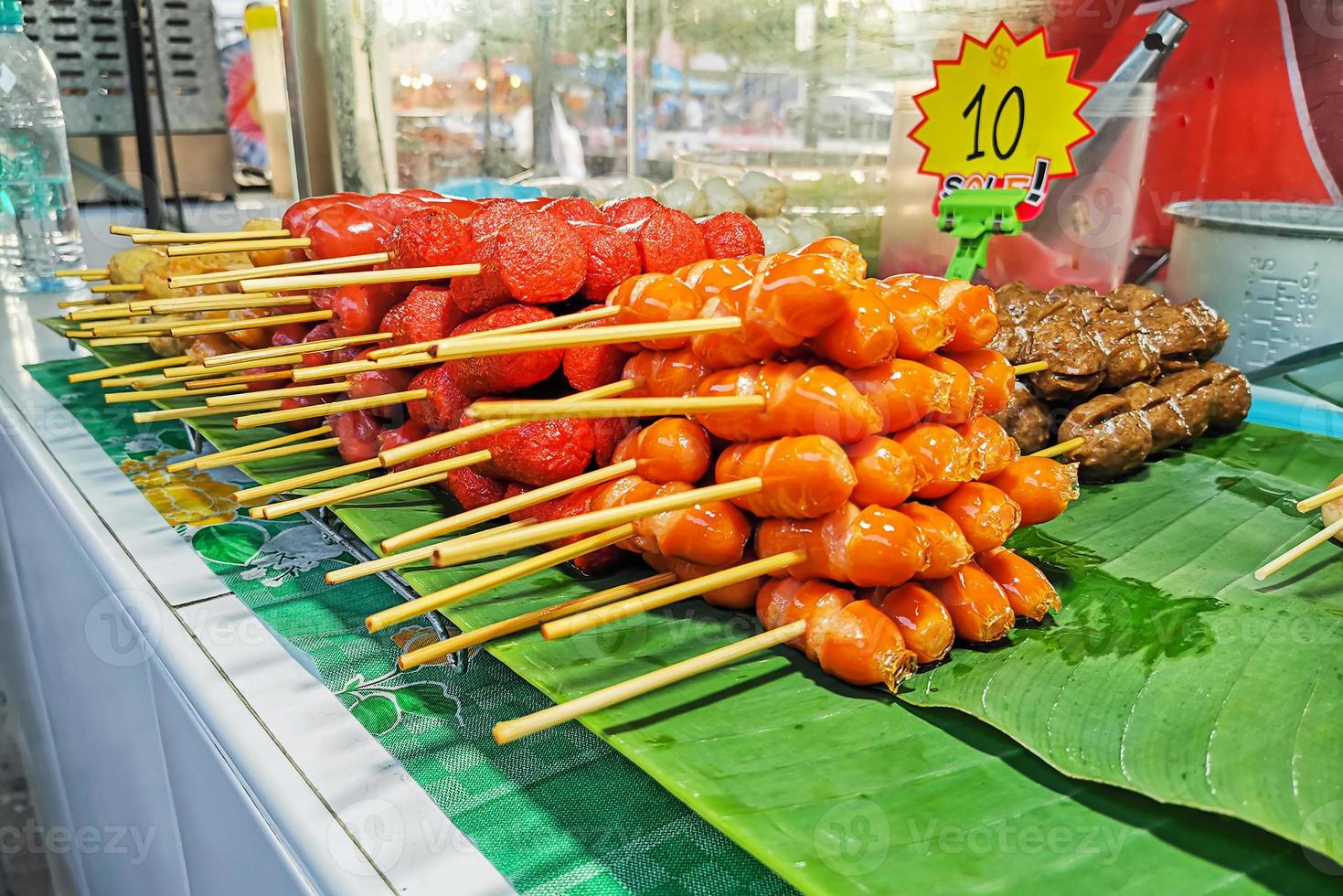 Nahaufnahme von Wurst zum Verkauf vorbereitet foto