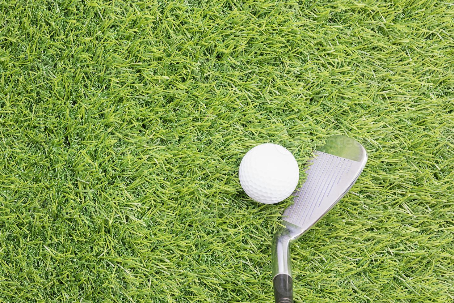 Golfball vor dem Schlagen mit dem Golfschläger foto