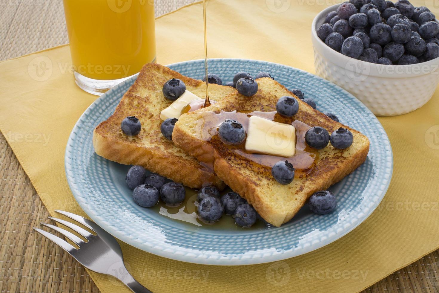 French Toast mit Blaubeeren und Ahornsirup foto