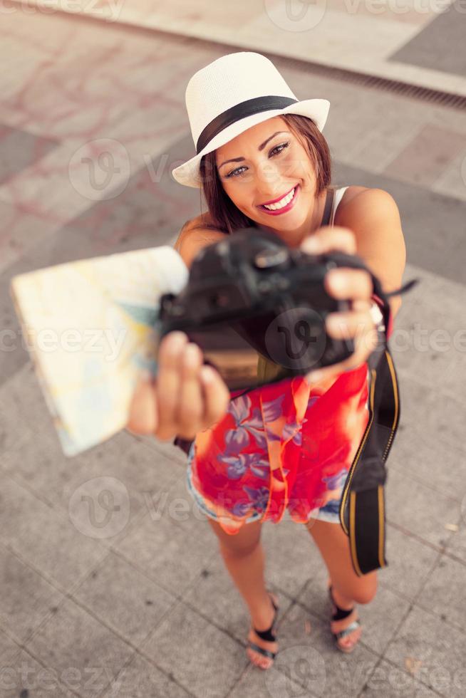 Mädchen, das im Urlaub ein Selfie macht foto