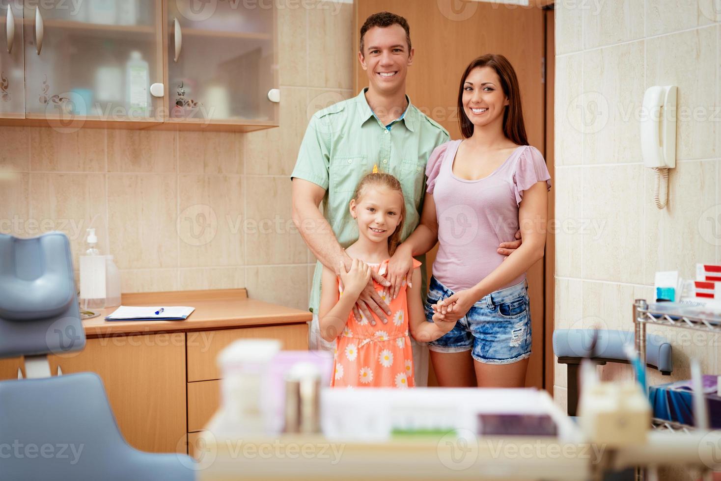 Familie beim Zahnarzt foto