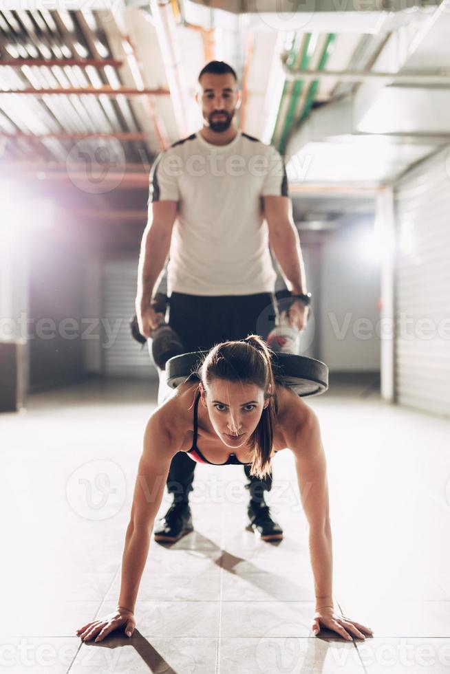 Pärchen beim Crosstraining foto