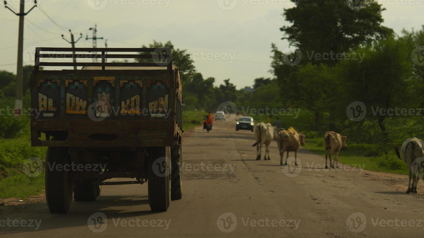 altmodischer Traktor auf den Straßen von Rajasthan foto