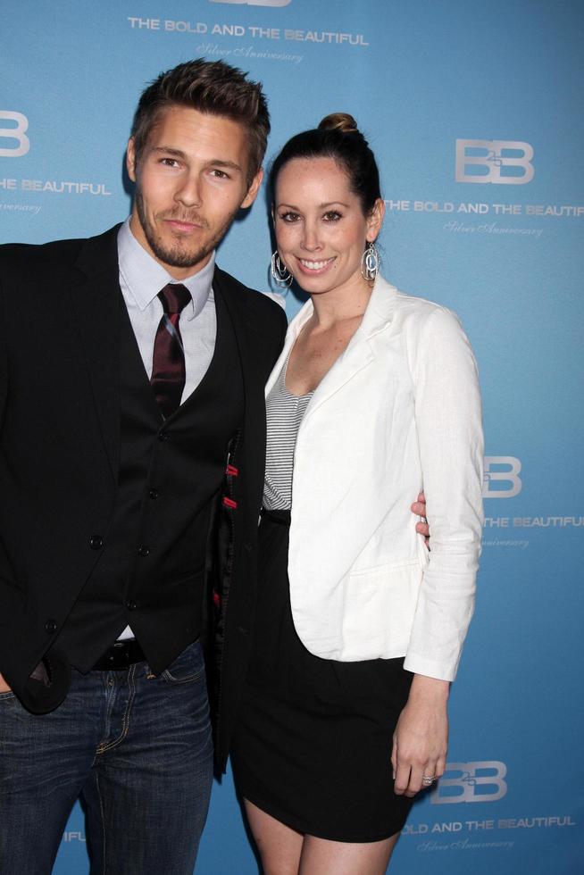 los angeles, 10. märz - scott clifton nicole lampon kommt am 10. märz 2012 in los angeles, ca., zu der mutigen und schönen feier zum 25-jährigen jubiläum im perch resturant foto