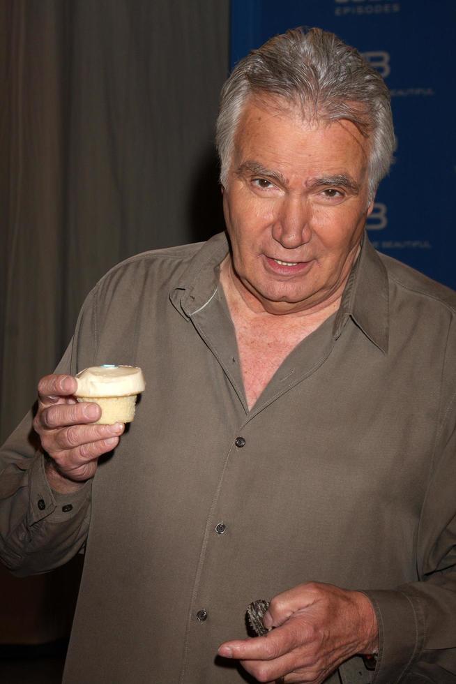 los angeles, 7. feb - john mccook bei der feier der 6000. show in the bold and the beautiful bei cbs tv city am 7. februar 2011 in los angeles, ca foto