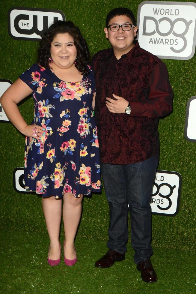 vlos angeles, 9. jan - raini rodriguez, rico rodriguez bei den cw world dog awards im barker hanger am 9. januar 2016 in santa monica, ca foto