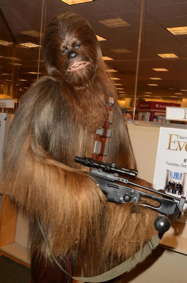 los angeles, 28. nov - chewbacca bei der signierstunde für die prinzessin tagebuchschreiberin bei barnes and noble am 28. november 2016 in los angeles, ca foto