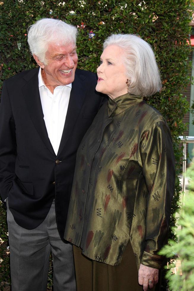 los angeles, 30. oktober - dick van dyke, sally ann howes kommt am 30. oktober 2010 im chitty chitty bang bang la vorführung in den pazifischen theatern im grove in los angeles, ca foto