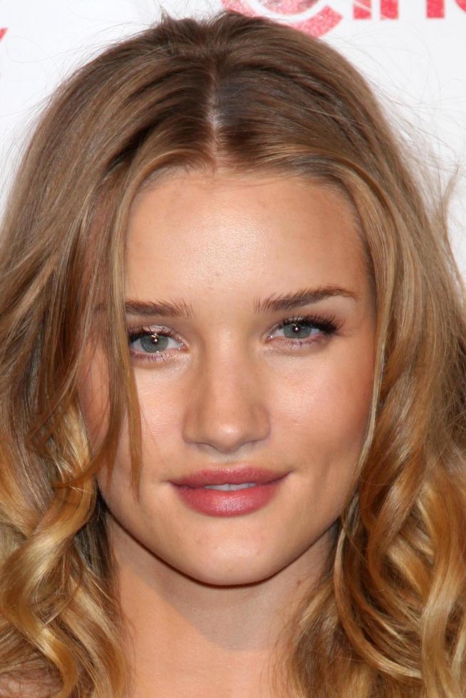 Las Vegas, 31. März - Rosie Huntington-Whiteley in der Cinemacon Convention vergibt den Gala-Presseraum im Caesar's Palace am 31. März 2010 in Las Vegas, NV foto