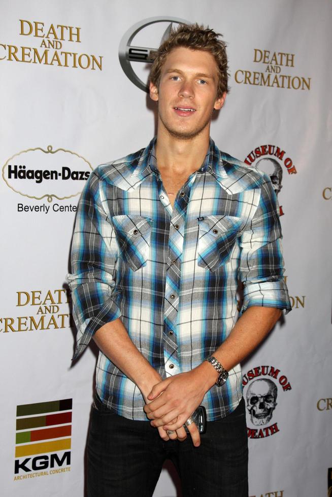 los angeles, 26. aug. - mitch ryan kommt am 26. august 2010 in den fox studios des 20. jahrhunderts zur premiere von death and cremation in Century City, ca foto