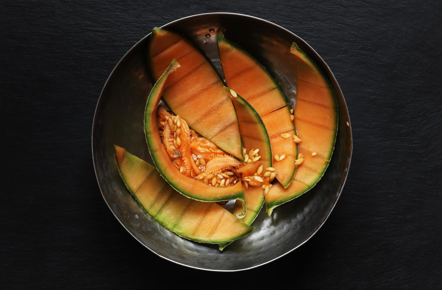 Melonenschalen und Samen in einer Edelstahlschüssel foto