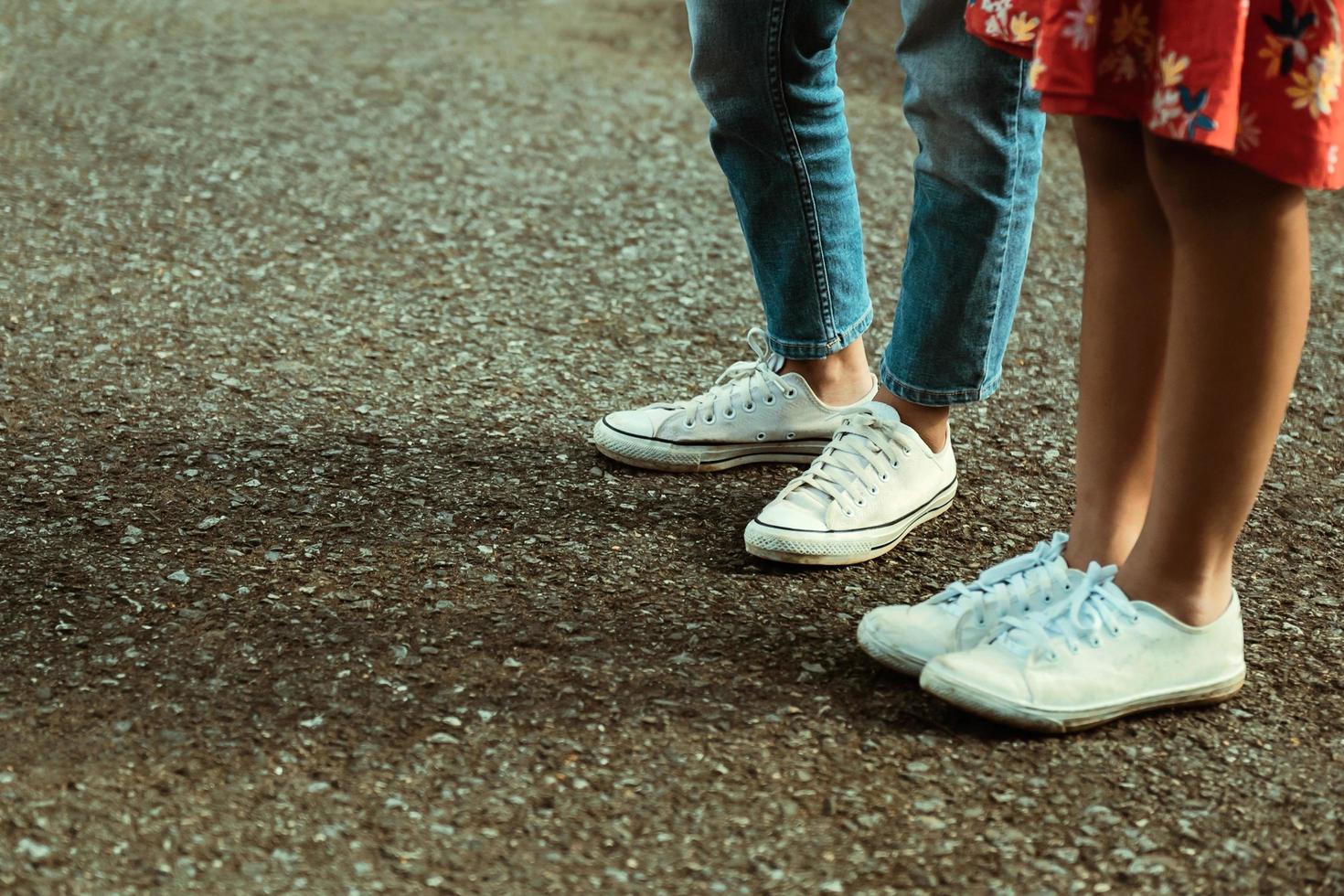 Mädchen tragen Turnschuhe foto