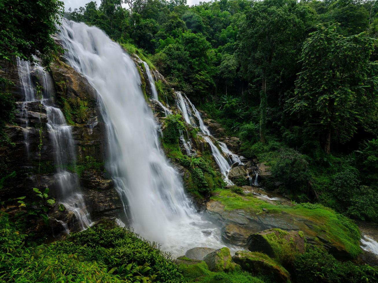 glatter Wasserfallhintergrund foto