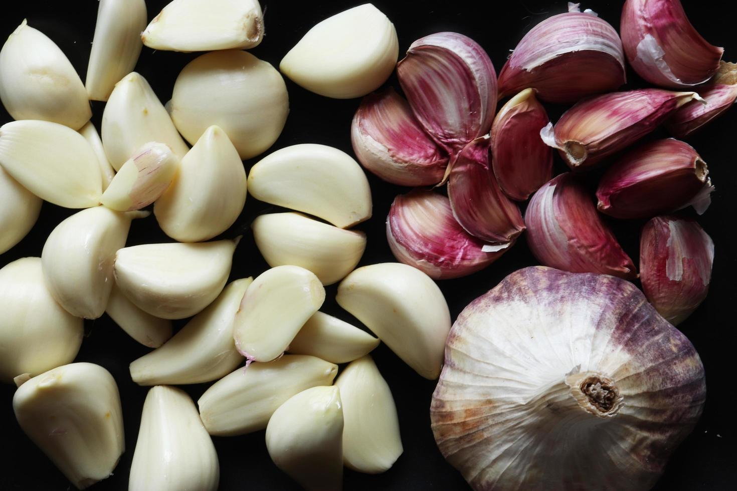 Knoblauchzehen und geschälter Knoblauch foto