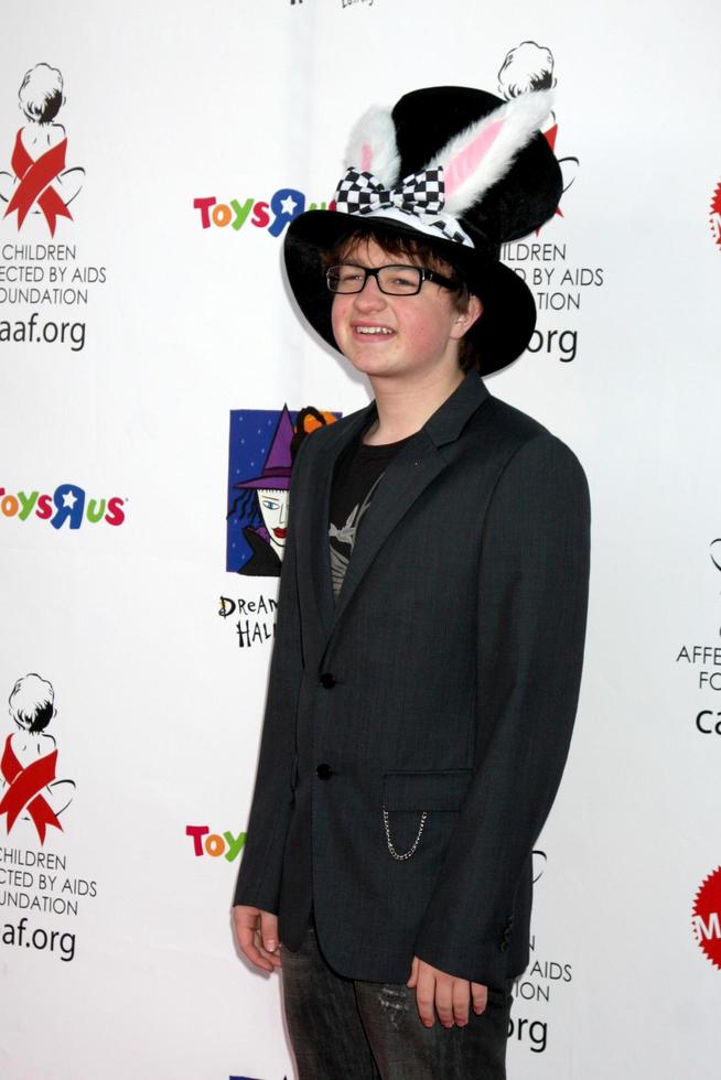 los angeles, 30. oktober - angus t jones kommt am 30. oktober 2010 in santa monica, ca., zum 17. alljährlichen traumhalloween-begünstigungs-caaf im barker hanger foto