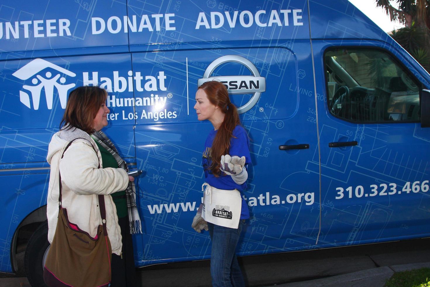 los angeles, 9. feb - sid s rosemary rossi interviewt emily wilson beim 4. general hospitalhabitat forhumanity fan build day in der 191 e marker street am 9. februar 2013 in long beach,ca foto