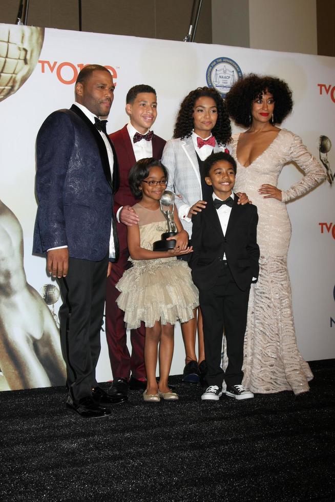 los angeles, 6. feb - lr, hintere reihe anthony anderson, yara shahidi, marcus scribner, tracee ellis ross, vorne, reihe marsai martin, miles brown bei den 46. naacp image awards press room in einem pasadena Kongresszentrum am 6. februar 2015 in Pasadena, ca foto