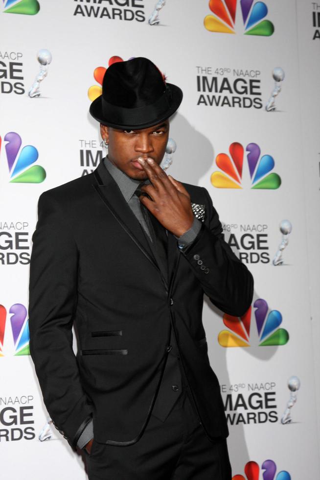 los angeles, 17. feb - ne-yo kommt am 17. februar 2012 zu den 43. naacp image awards im shrine auditorium in los angeles, ca foto