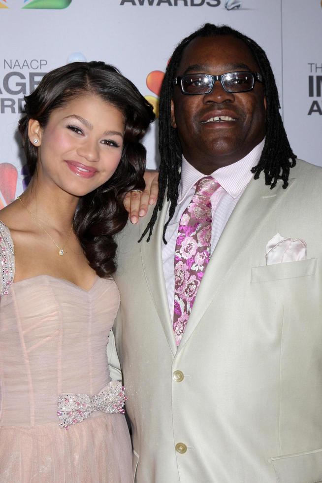 los angeles, 17. feb - zendaya coleman, papa kommt zu den 43. naacp image awards im shrine auditorium am 17. februar 2012 in los angeles, ca foto