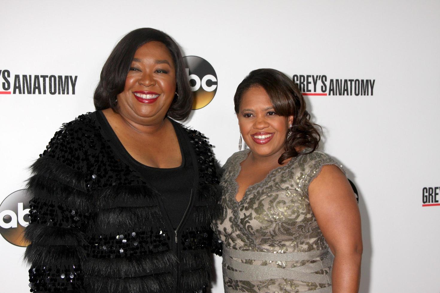 los angeles, 28. september - shonda rhimes, chandra wilson bei der 200. showparty der grey s anatomy in der kolonie am 28. september 2013 in los angeles, ca foto