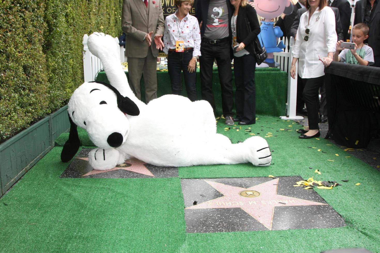 los angeles, nov 2 - snoopy, sowohl mit seinem wof star als auch mit dem wof star für charles schultz bei der snoopy hollywood walk of fame zeremonie auf dem hollywood walk of fame am 2. november 2015 in los angeles, ca foto