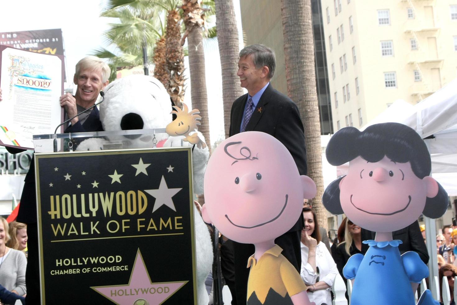 los angeles, nov 2 - craig schultz, leron gubler, snoopy bei der snoopy hollywood walk of fame zeremonie auf dem hollywood walk of fame am 2. november 2015 in los angeles, ca foto