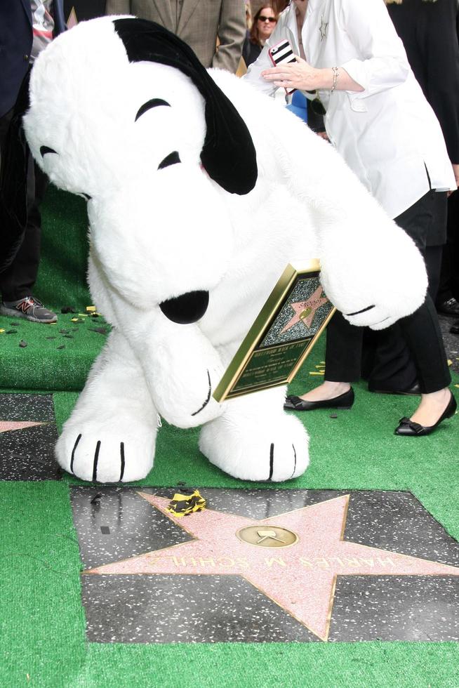 los angeles, nov 2 - snoopy mit dem wof-stern für charles schultz bei der snoopy hollywood walk of fame zeremonie auf dem hollywood walk of fame am 2. november 2015 in los angeles, ca foto