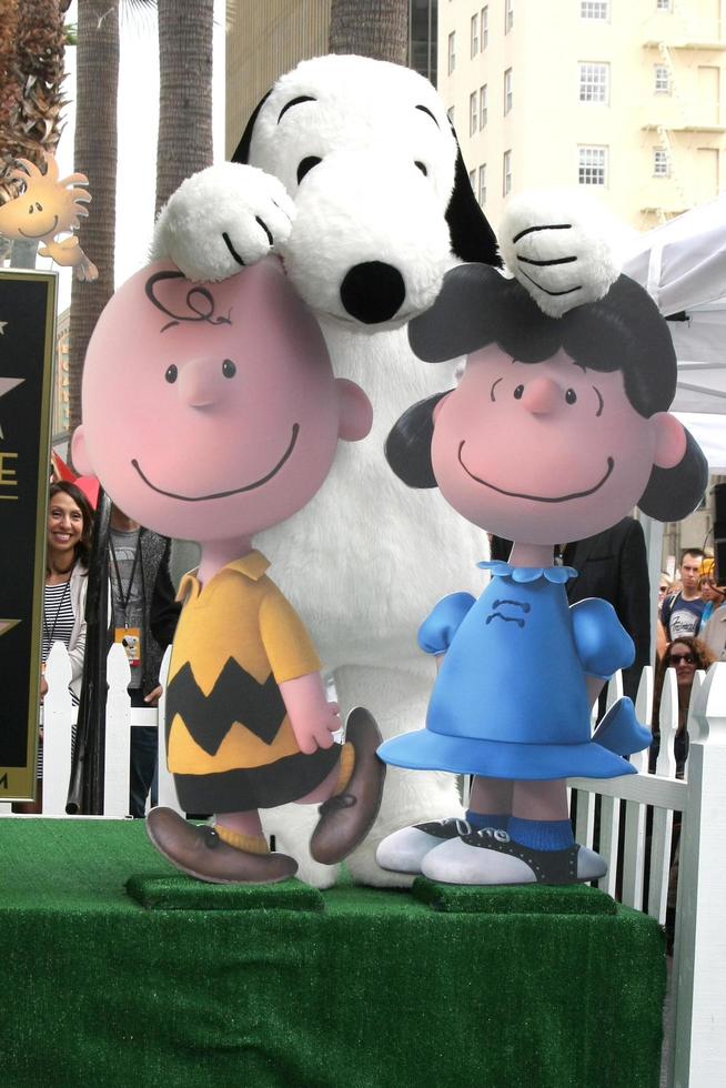 los angeles, nov 2 - charlie brown, snoopy, lucy bei der snoopy hollywood walk of fame zeremonie auf dem hollywood walk of fame am 2. november 2015 in los angeles, ca foto