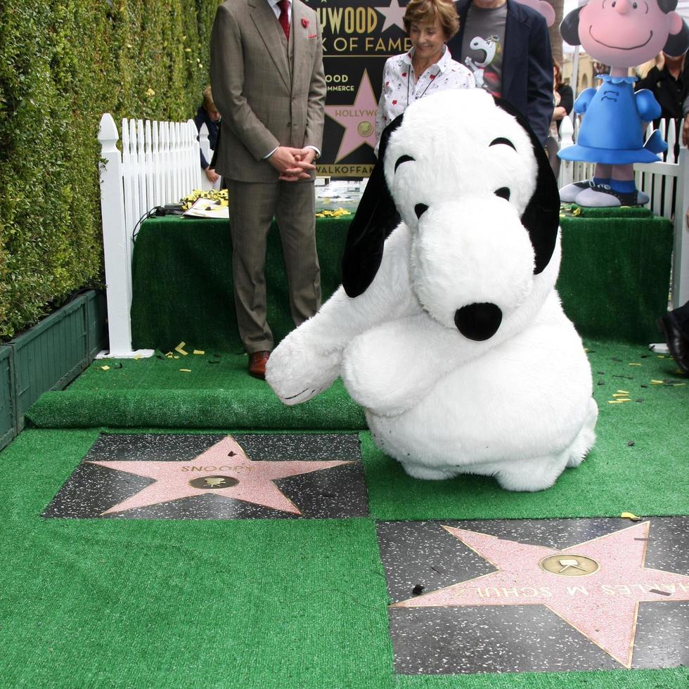 los angeles, nov 2 - snoopy mit dem wof-stern für charles schultz bei der snoopy hollywood walk of fame zeremonie auf dem hollywood walk of fame am 2. november 2015 in los angeles, ca foto