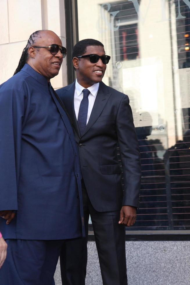 los angeles, oktober 10 - stevie wonder, kenny babyface edmonds bei der kenny babyface edmonds hollywood walk of fame starzeremonie auf dem hollywood boulevard am 10. oktober 2013 in los angeles, ca foto