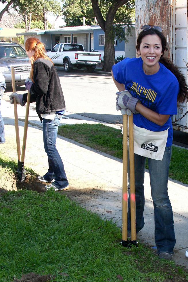 los angeles, 9. feb - theresa castillo gräbt ein neues zaunpfostenloch am 4. allgemeinen krankenhaushabitat forhumanity fan build day in der 191 e marker street am 9. februar 2013 in long beach, ca foto