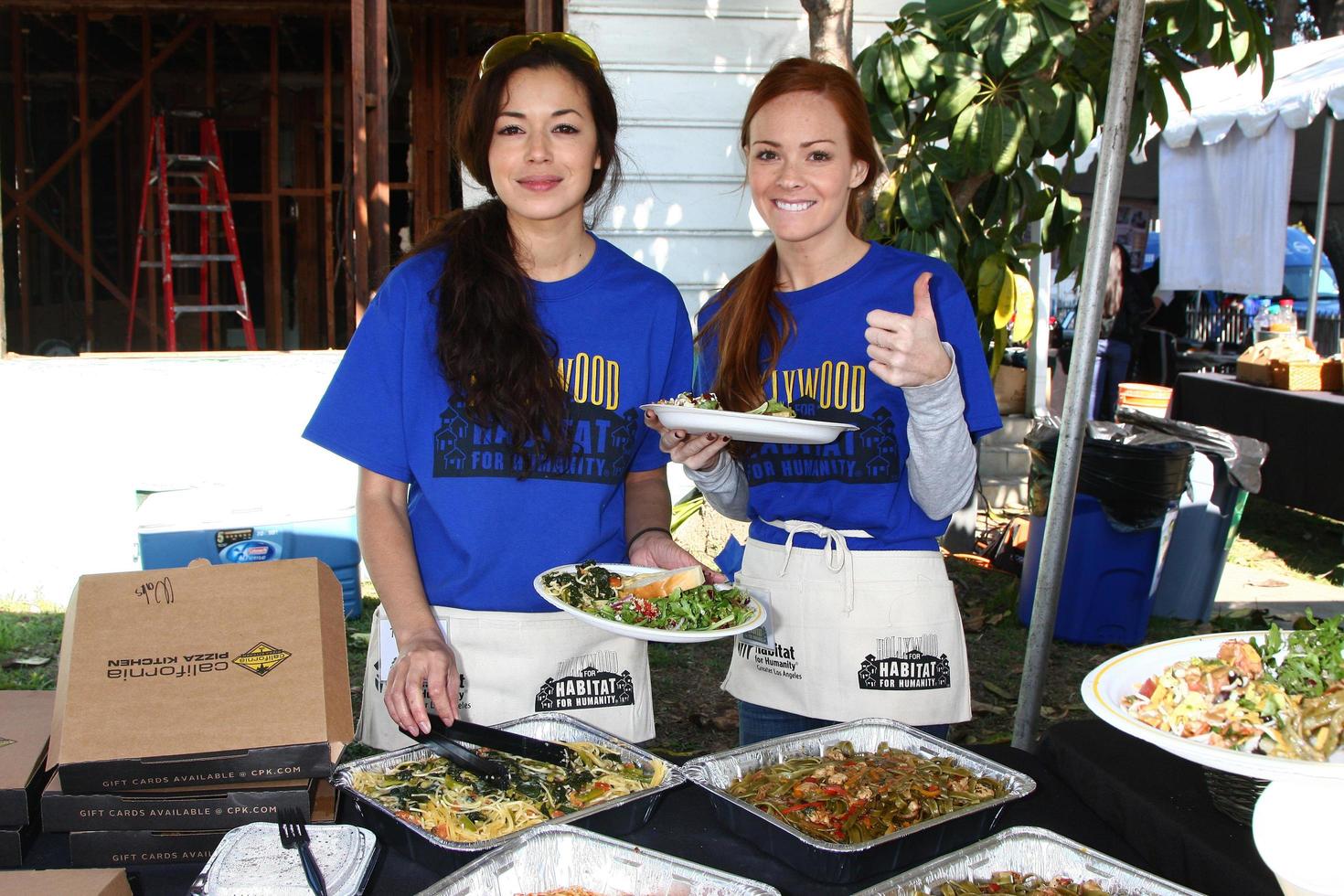 los angeles, 9. feb - theresa castillo und emily wilson essen am 4. allgemeinen krankenhaushabitat forhumanity fan build day in der 191 e marker street am 9. februar 2013 in long beach, ca foto