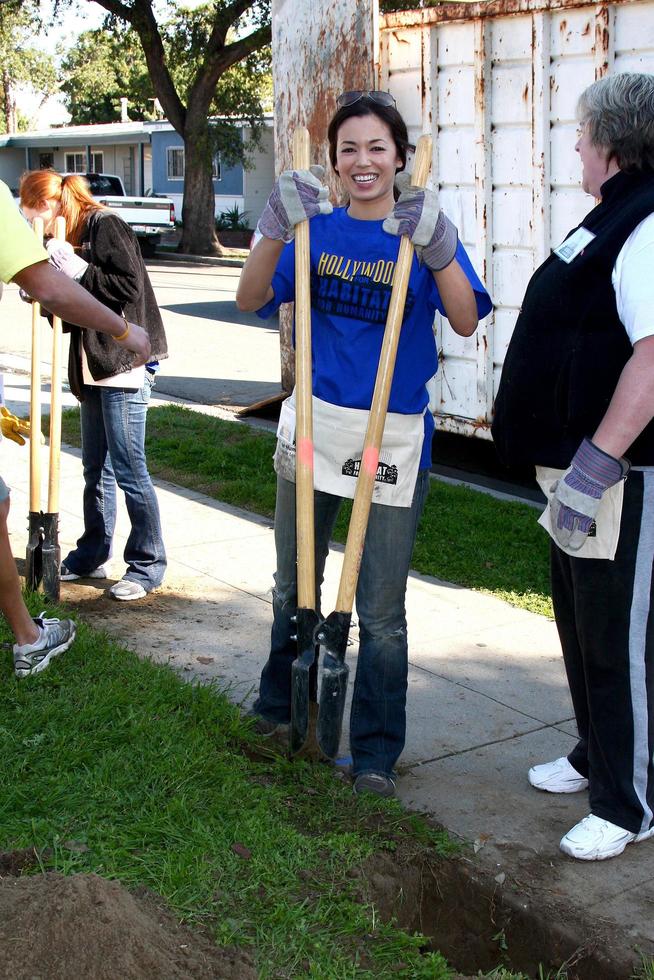 los angeles, 9. feb - theresa castillo gräbt ein neues zaunpfostenloch am 4. allgemeinen krankenhaushabitat forhumanity fan build day in der 191 e marker street am 9. februar 2013 in long beach, ca foto