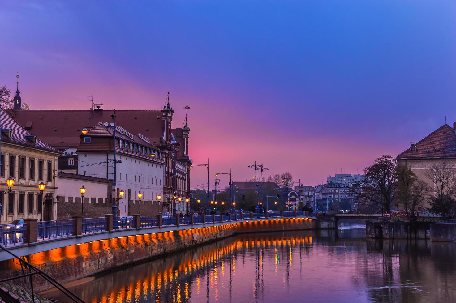 Stadt und Wasser bei Sonnenuntergang foto