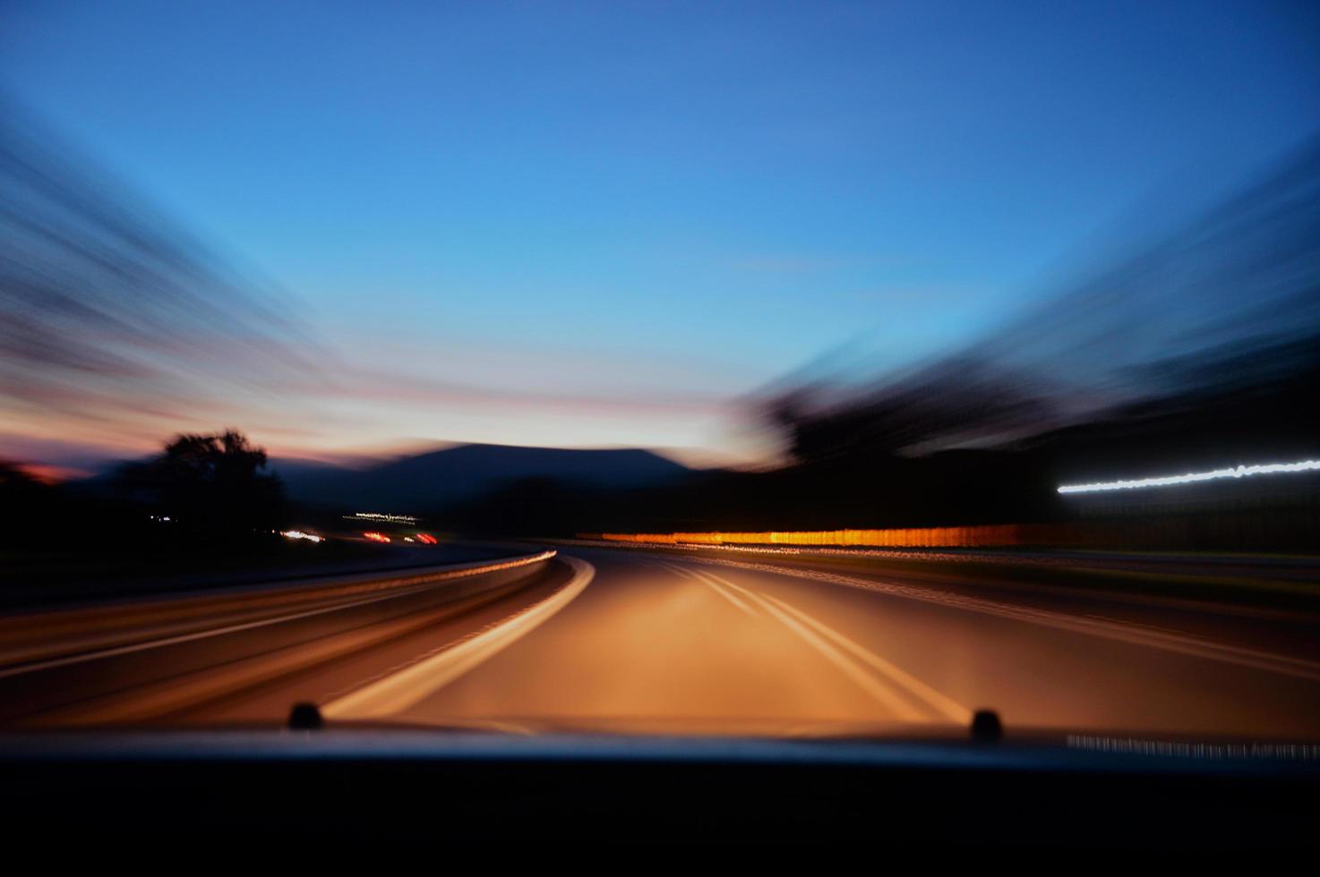 Langzeitbelichtung der Straße foto