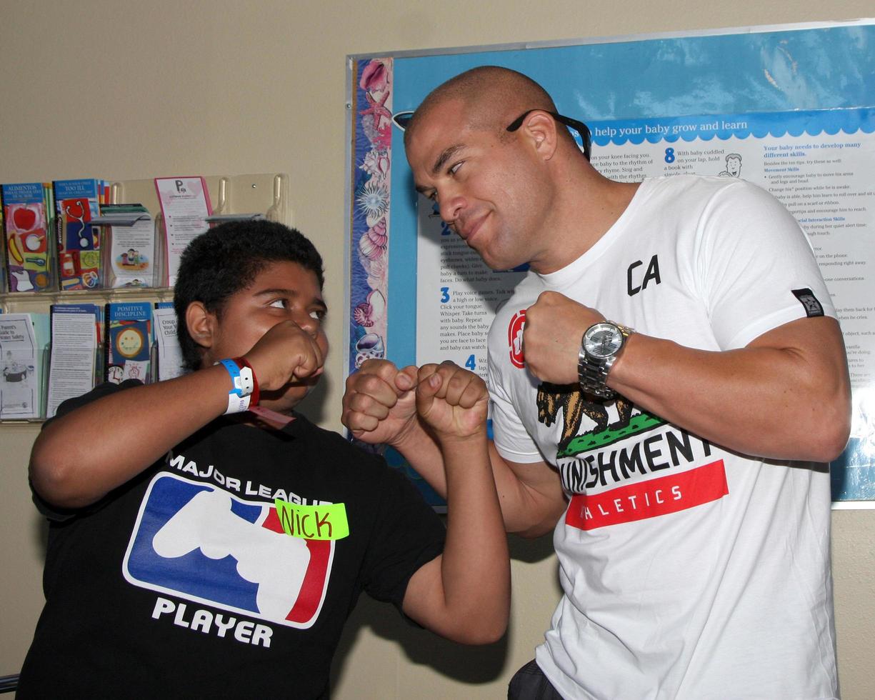 Los Angeles, 16. September - Tito Ortiz at the Stars 4 Smiles, Promis besuchen Kinder im Krankenhaus des Harbor-Ucla Medical Center am 16. September 2014 in Torrance, ca foto