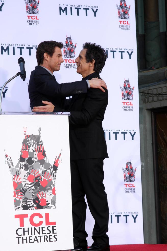 los angeles, 3. dezember - tom cruise, ben stiller bei der hand- und fußabdruckzeremonie von ben stiller im dolby theater am 3. dezember 2013 in los angeles, ca foto