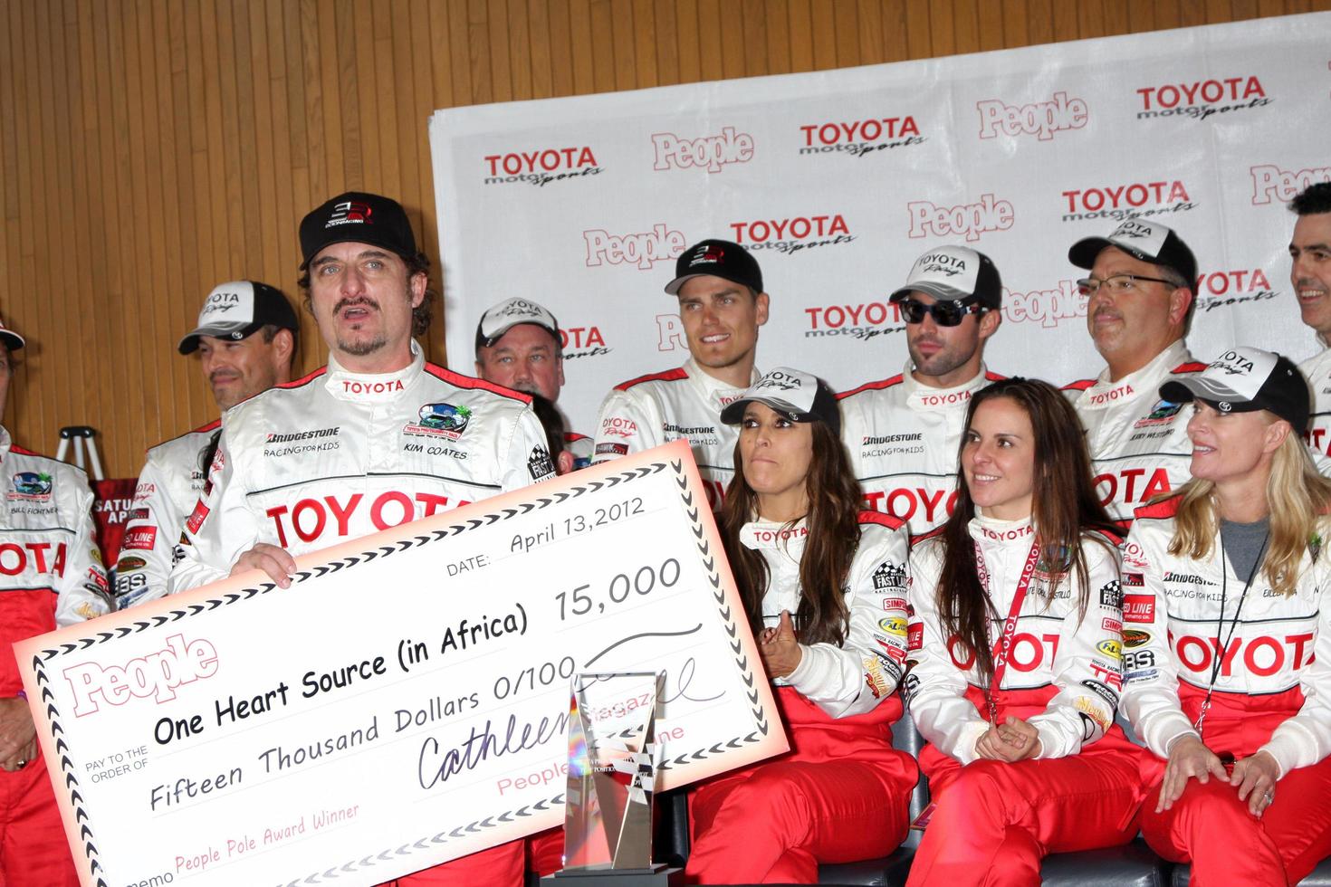 los angeles, 13. april - kim coates und rennfahrer beim toyota pro celeb race qualifikationstag auf der grand prix rennstrecke am 13. april 2012 in long beach, ca foto